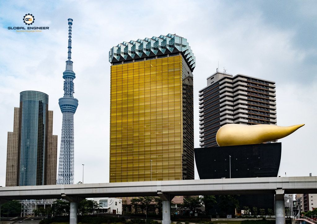 Trụ sở công ty bia Asahi tại Tokyo và biểu tượng bọt bia trào ra khỏi cốc nổi tiếng