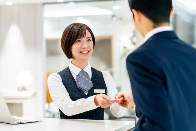 Nhân viên dịch vụ khách sạn tại Hyogo